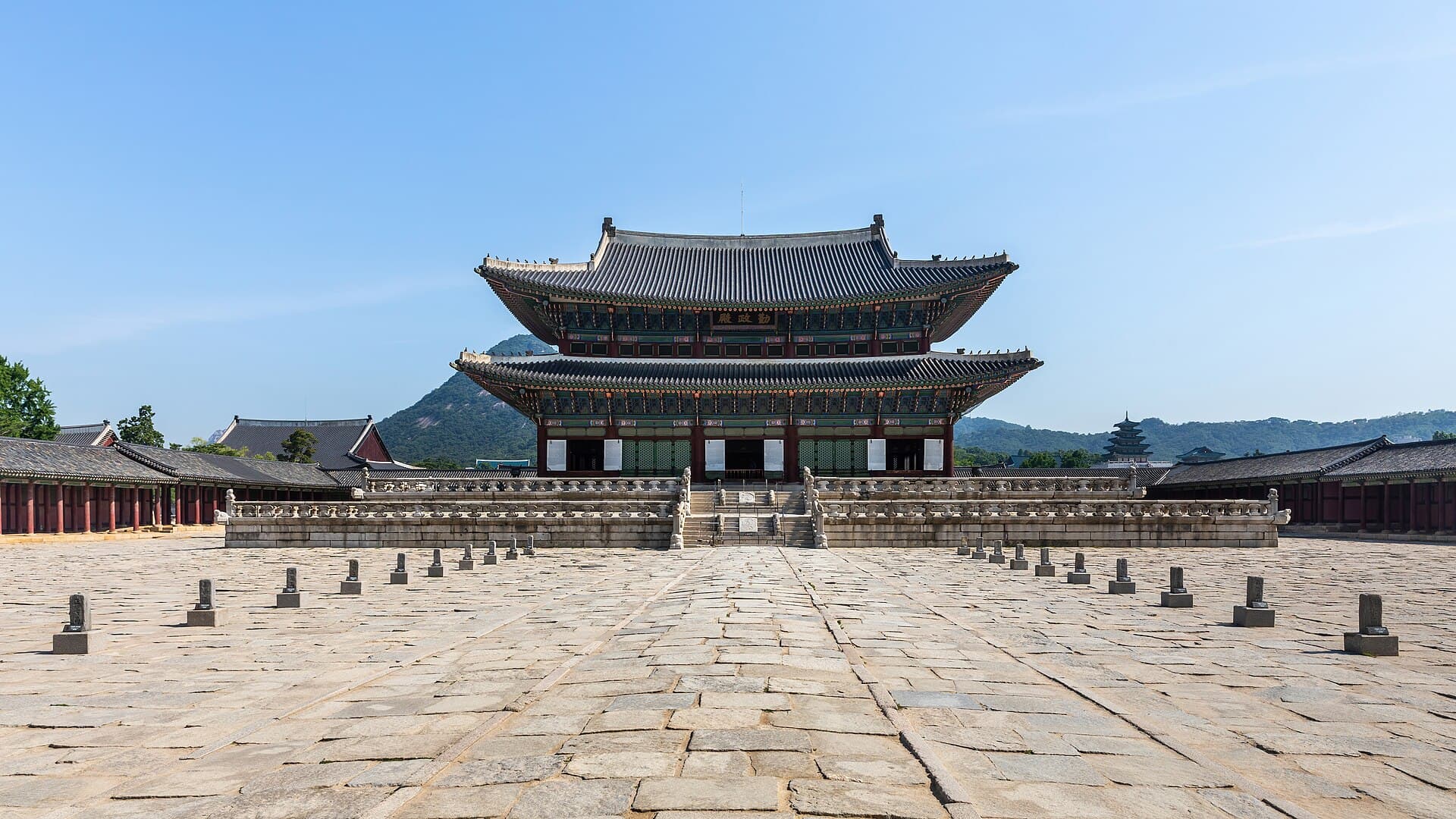 푸른 하늘 아래 경복궁 근정전과 넓은 박석 마당